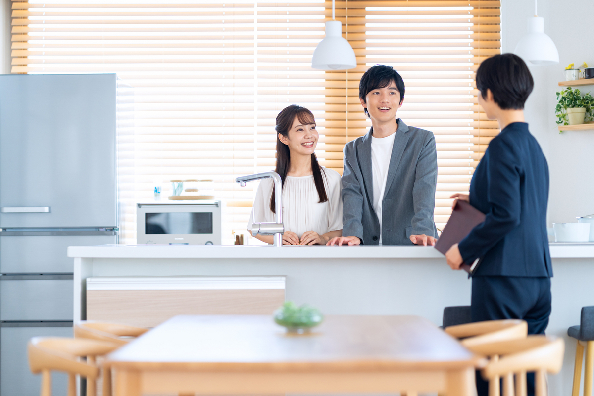 水回りのデザインを相談している夫婦のイメージ