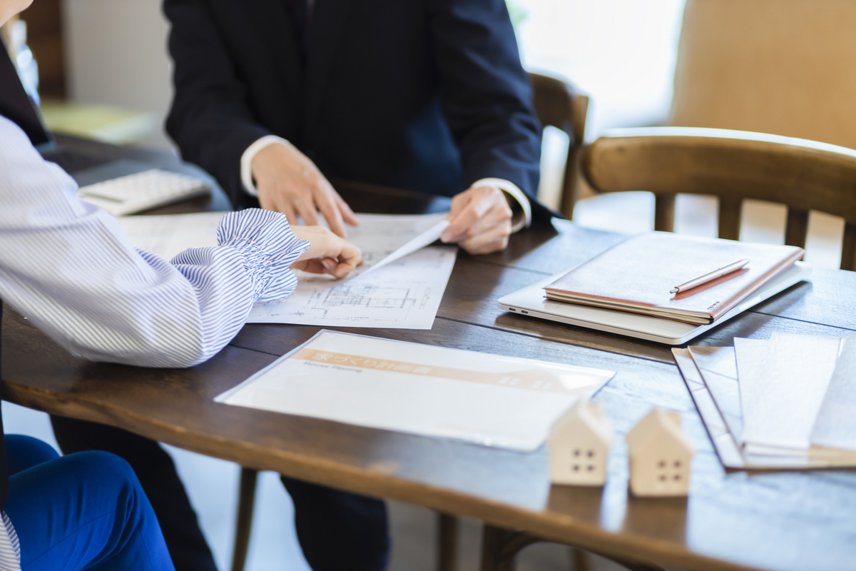 見積もりを見比べて相談しているイメージ