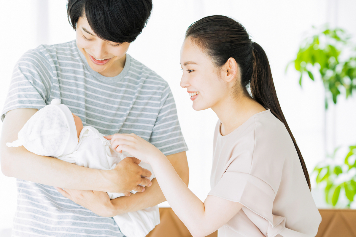 小さな子どもがいる家族のイメージ