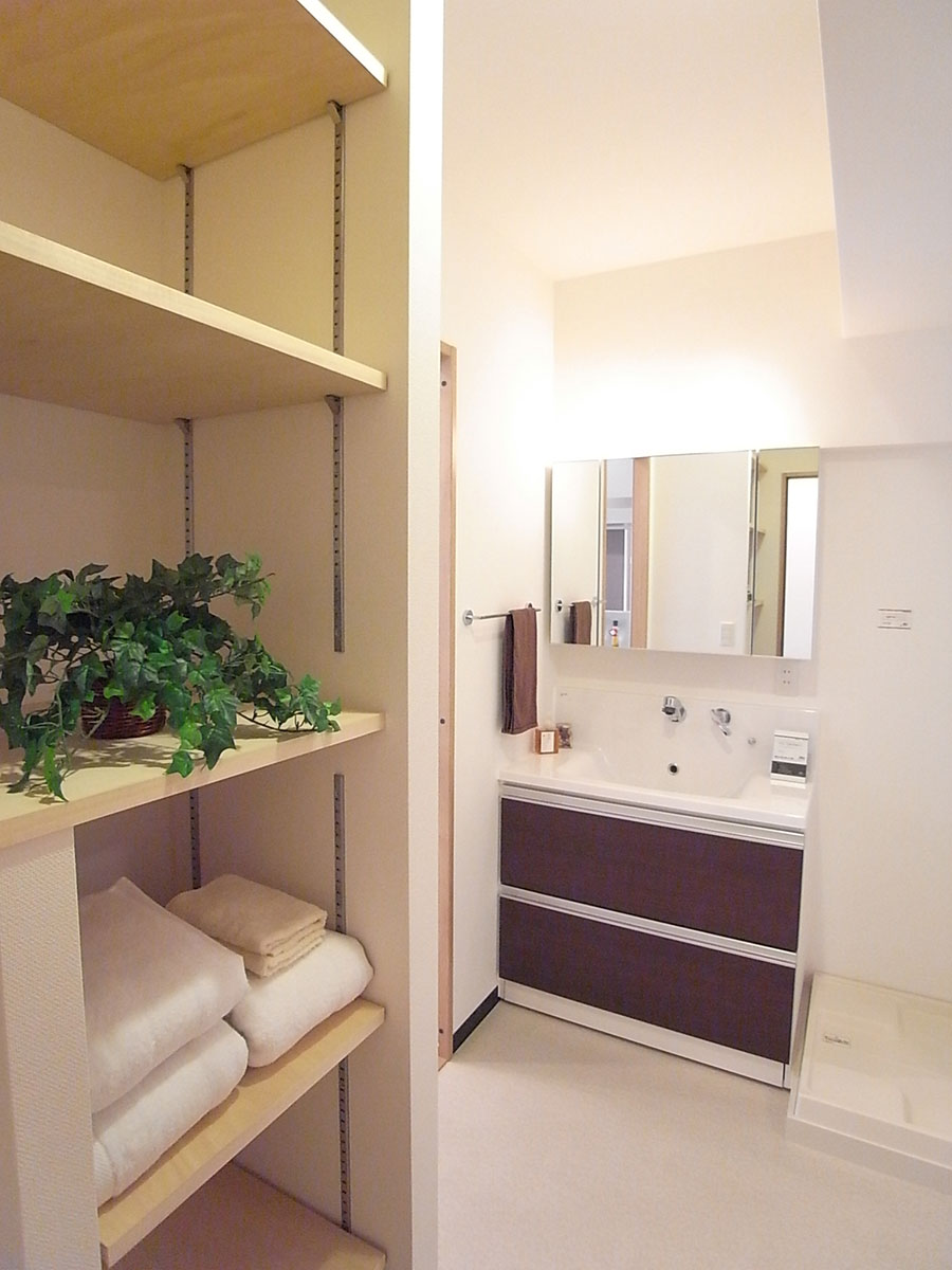 白を基調とした明るい雰囲気の洗面所