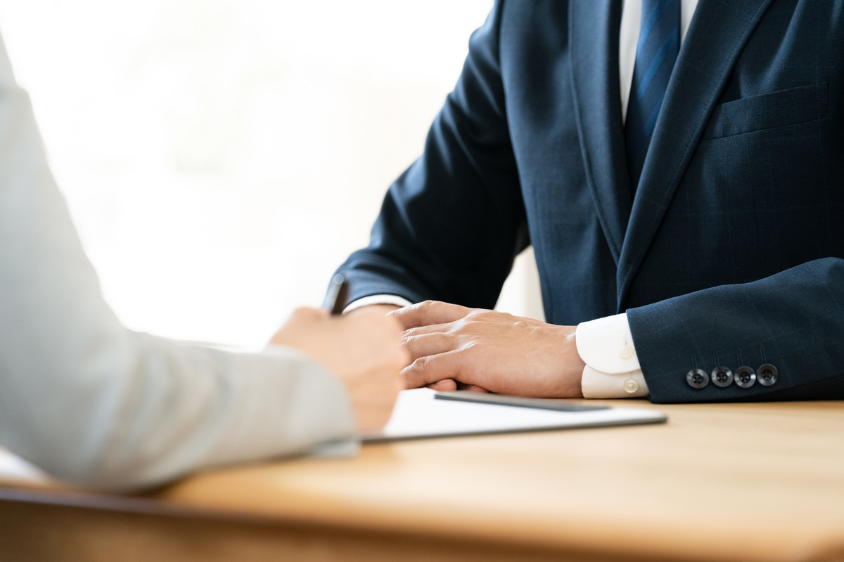 リフォーム会社を決めて契約するイメージ