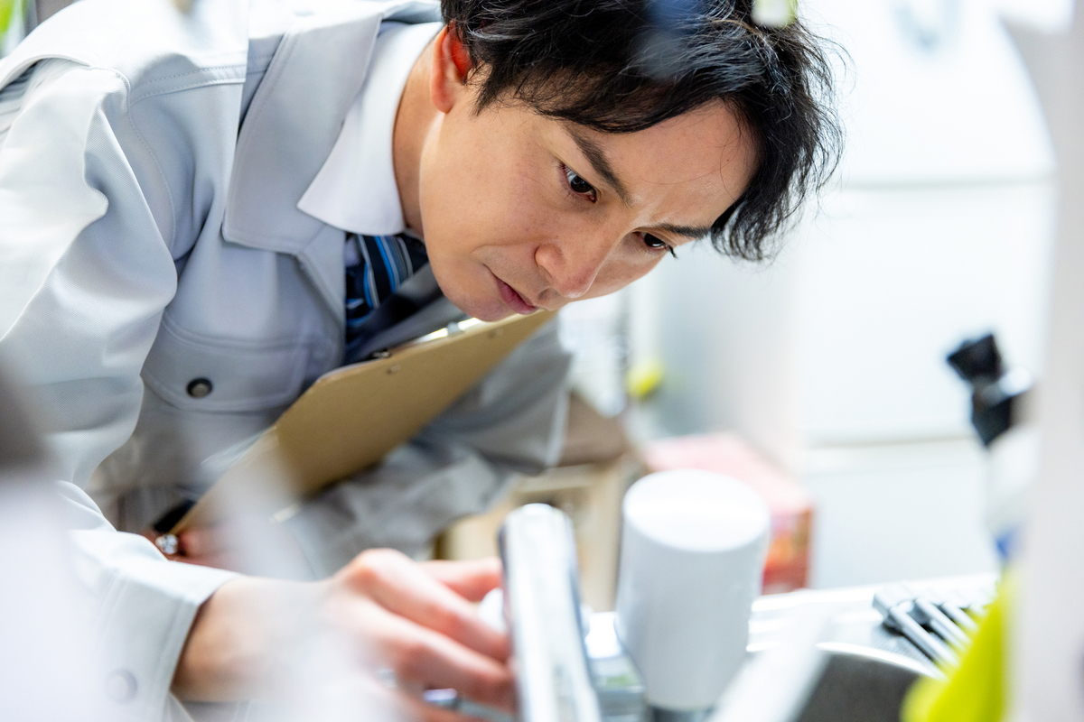 入念にチェックする担当者のイメージ