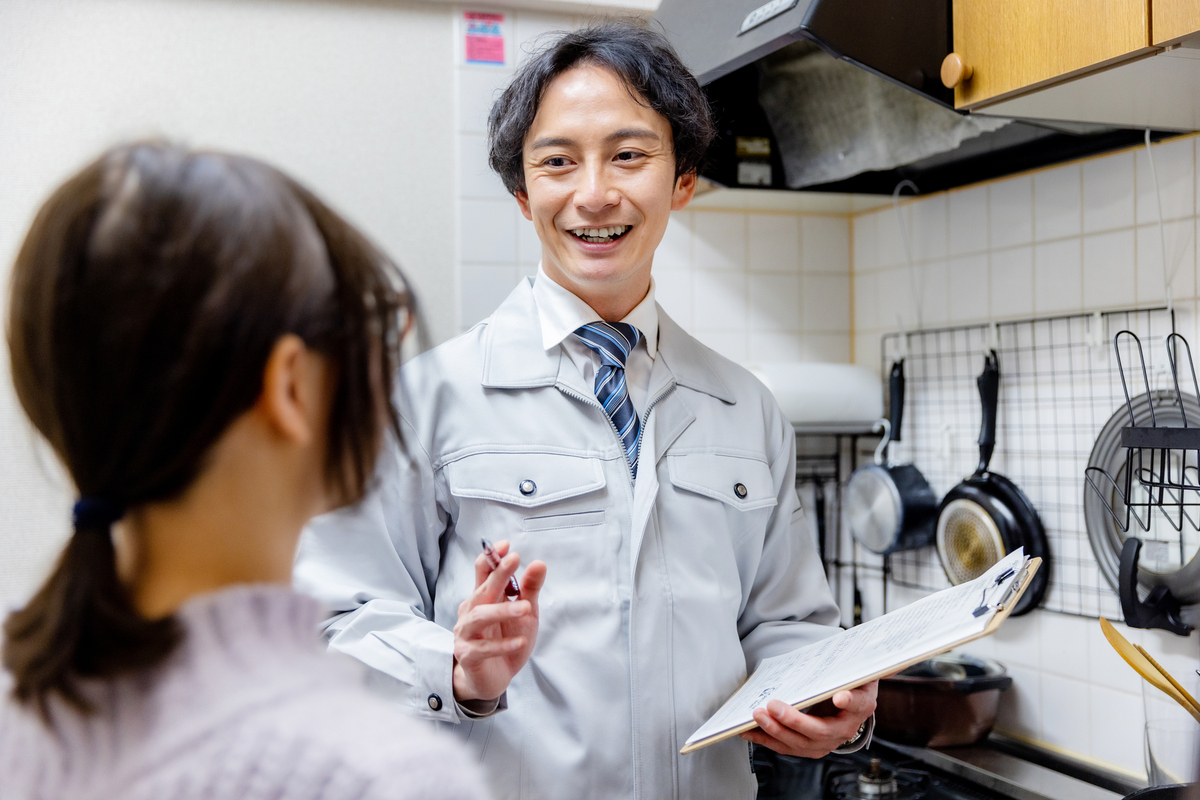 気さくに会話するリフォーム担当者と家主のイメージ