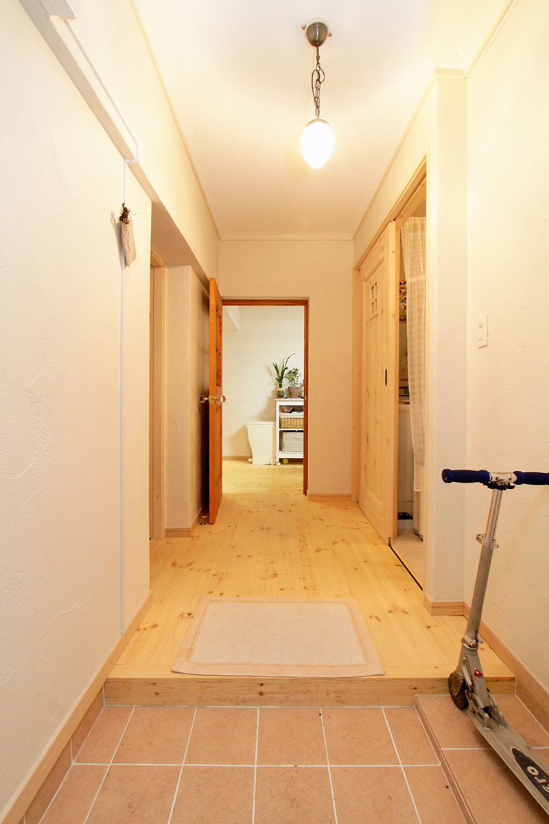 自然素材をふんだんに使った明るい雰囲気の玄関