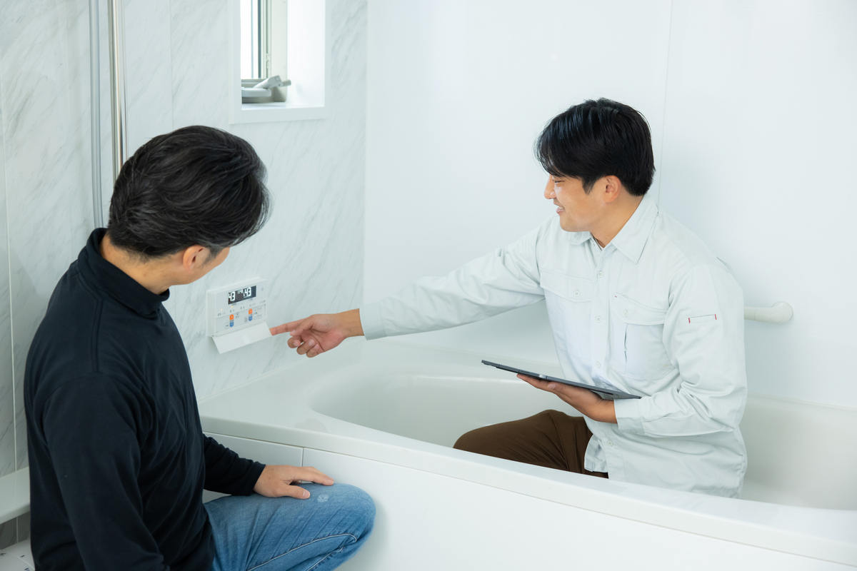 リフォーム会社から説明を受ける男性のイメージ