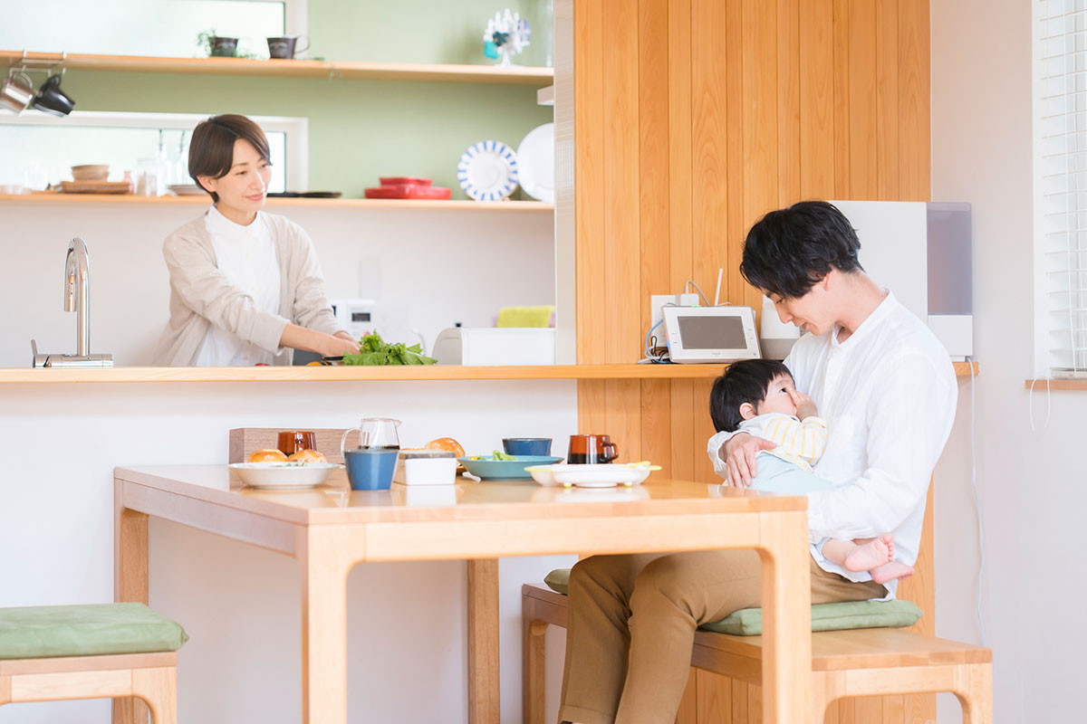 LDKでゆったり過ごす家族の様子