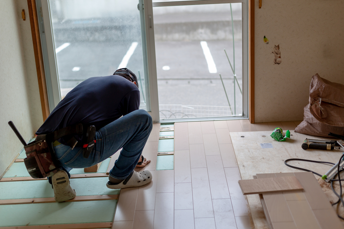 床を修繕するリフォーム業者の様子