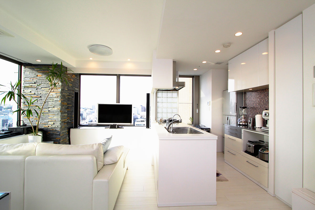 オープンスタイルのキッチンとリビング・ダイニング