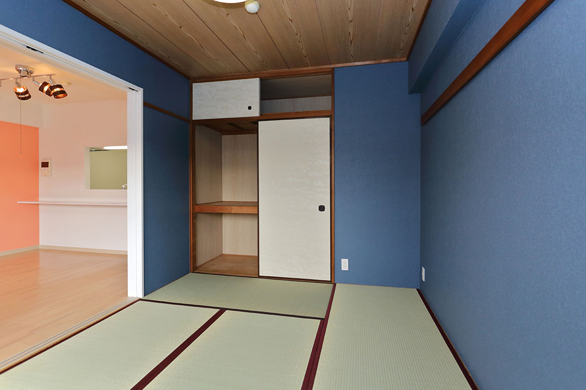 濃紺色の壁紙が生える和室