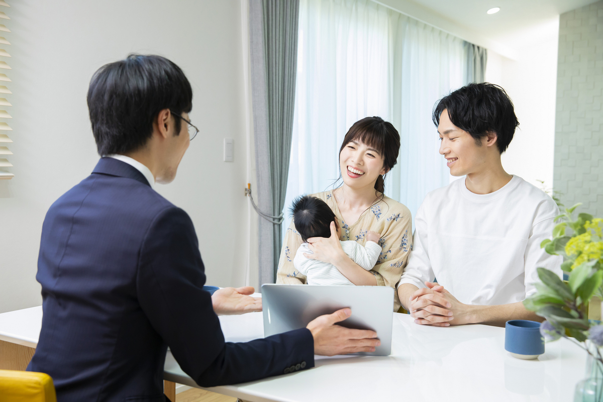 リフォーム会社の担当者と打ち合わせしているイメージ