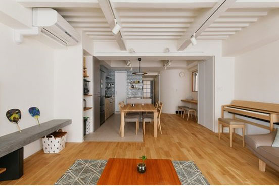 白く塗装された現しの天井が空間のアクセントに