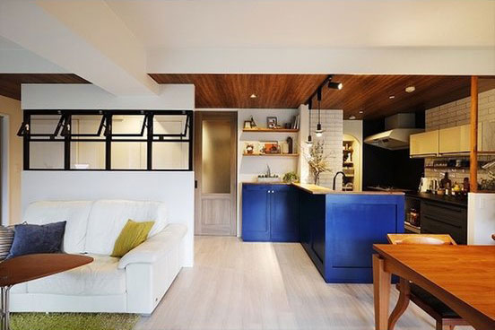 キッチンの天井がアクセントになり、空間をゆるやかにゾーニング