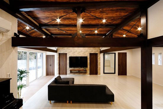 天井の梁の部分に金物を掛けて耐震補強