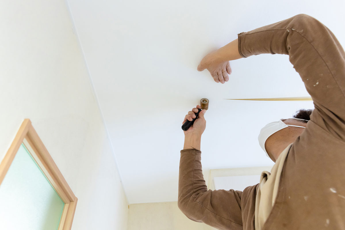 天井のクロスを張り替えるイメージ