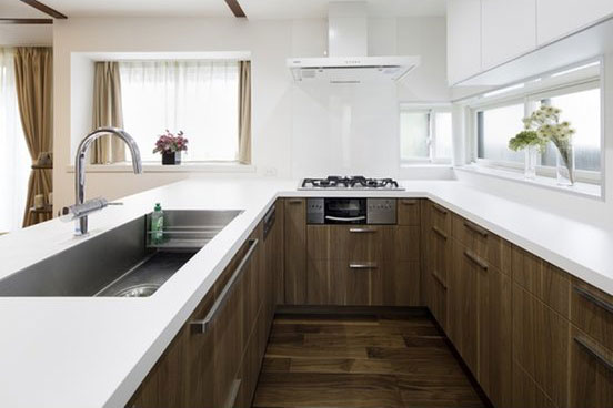 全体がすっきりとした印象のコの字型キッチン