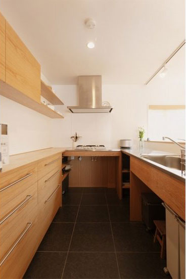 背面には家電や食器の収納棚を造作しコの字型に