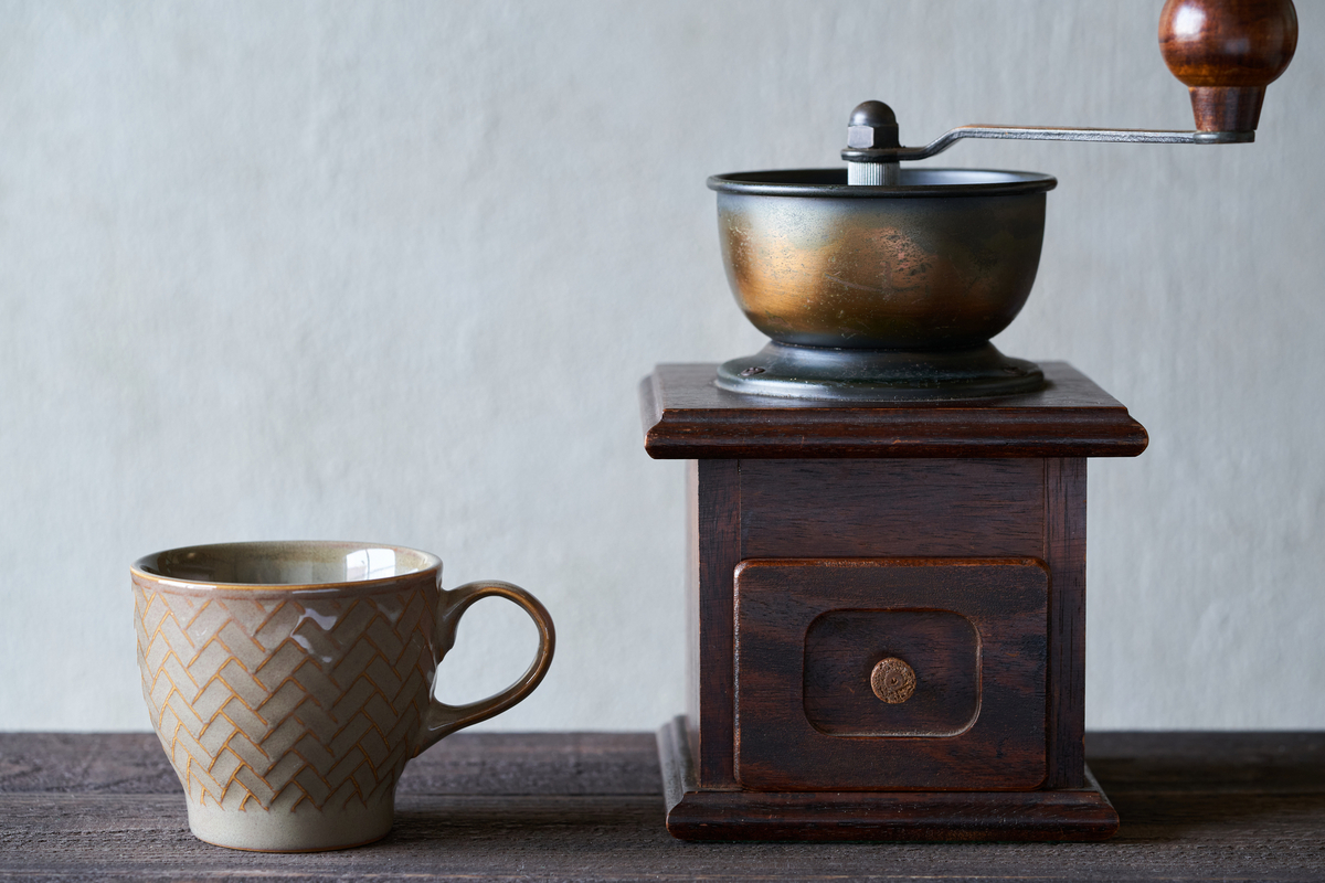 コーヒーカップとコーヒーミルのイメージ
