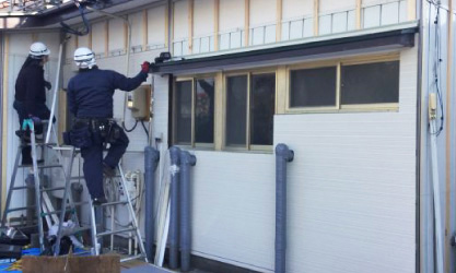 サイディングの重ね張り（カバー工法）の工事風景