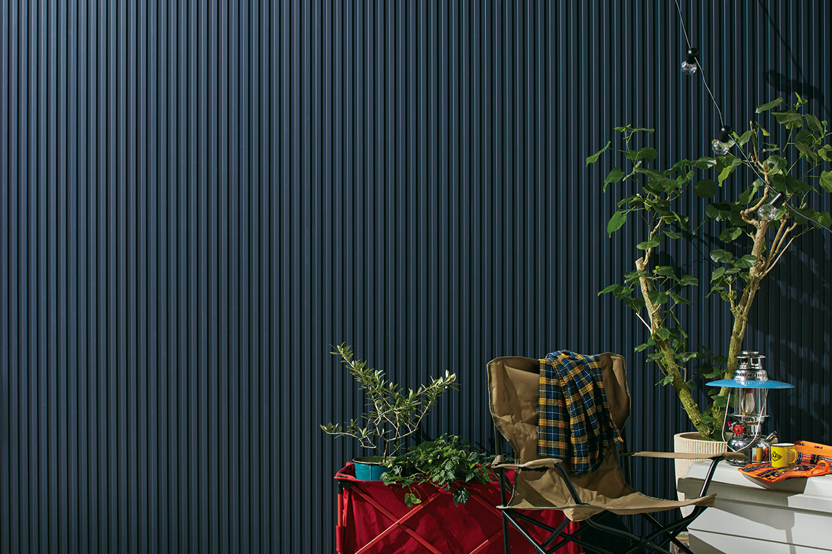 内側に断熱材を装填した金属系サイディングの写真