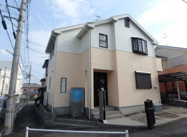 明るいツートンカラーで塗装したリフォーム後の写真