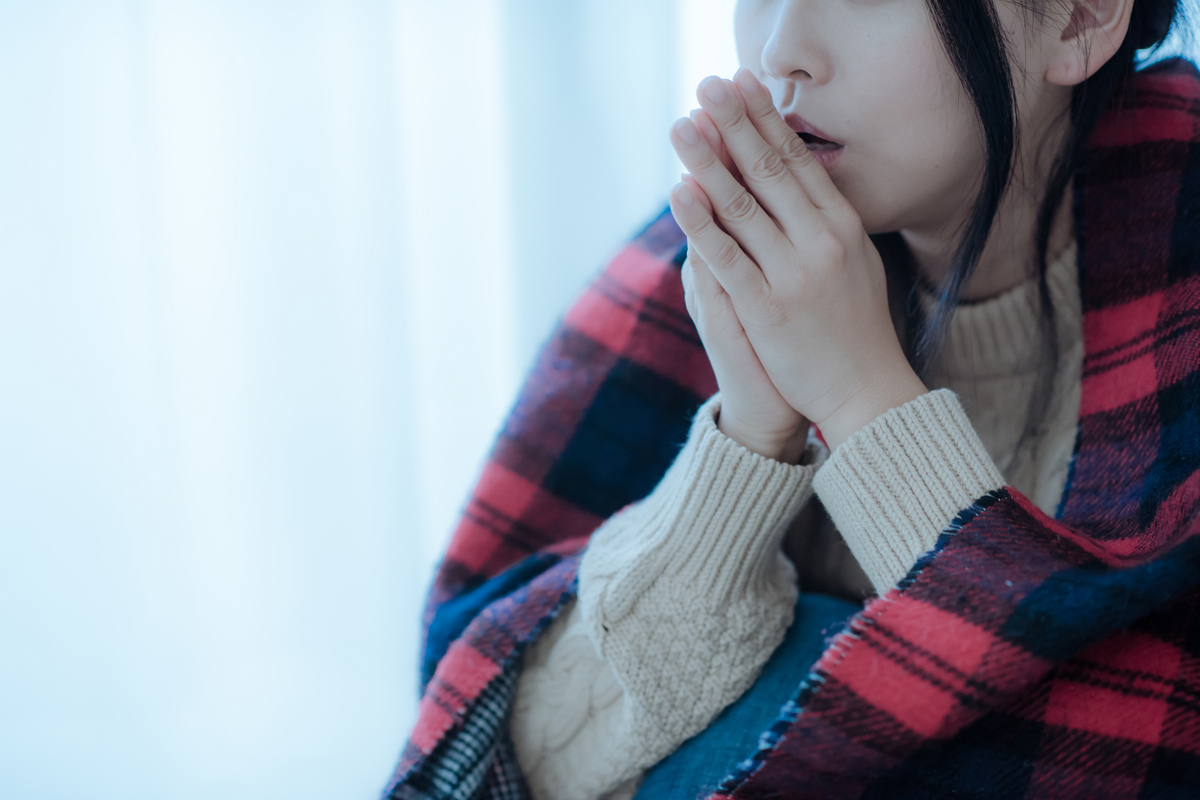 寒さに凍える女性のイメージ