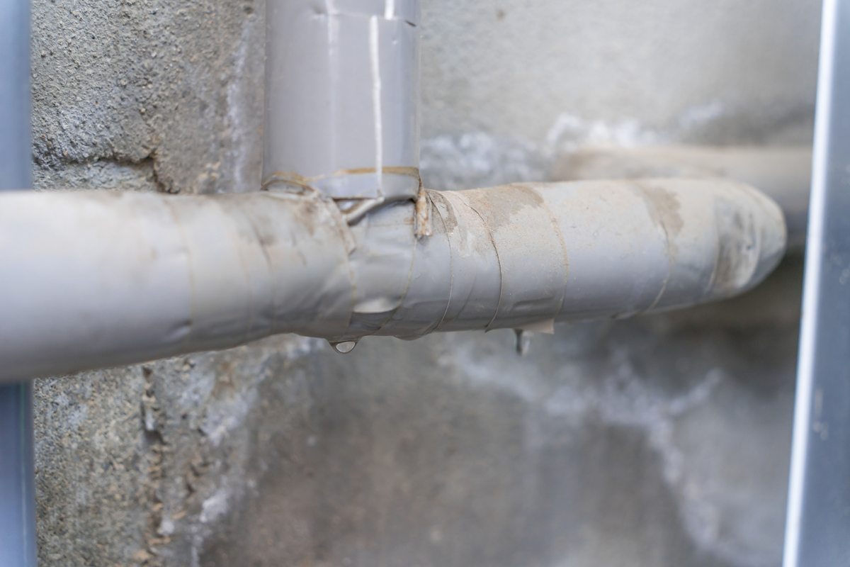 老朽化している配管のイメージ