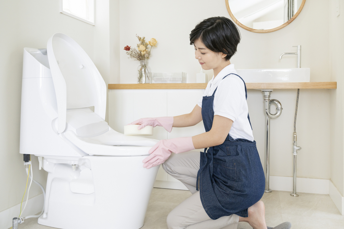 トイレを掃除する女性のイメージ