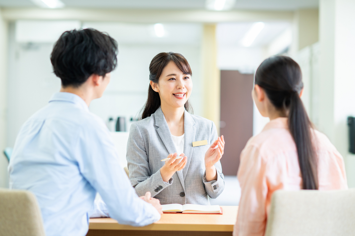 リフォーム会社の担当者に話を聞くイメージ