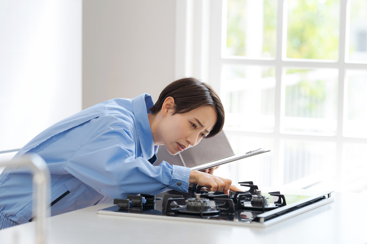 キッチンの設備を点検する業者のイメージ