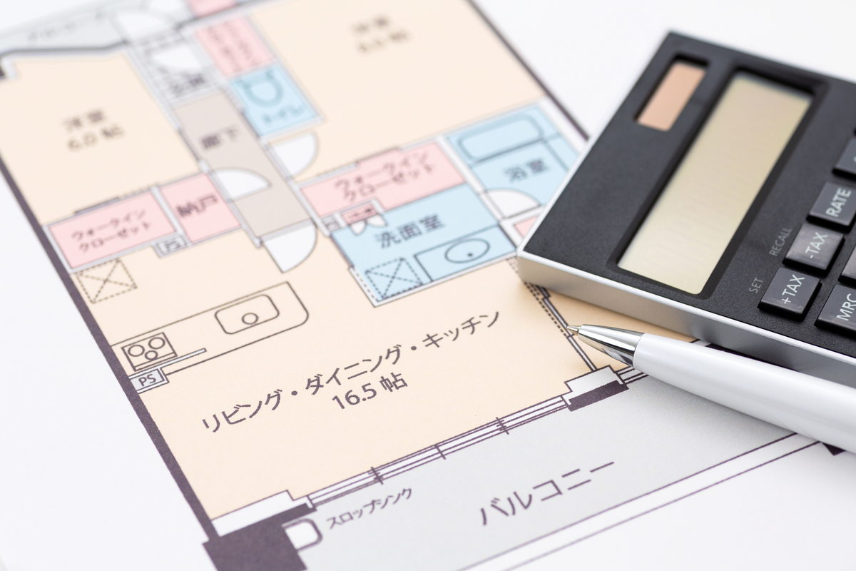 間取り図と電卓のイメージ