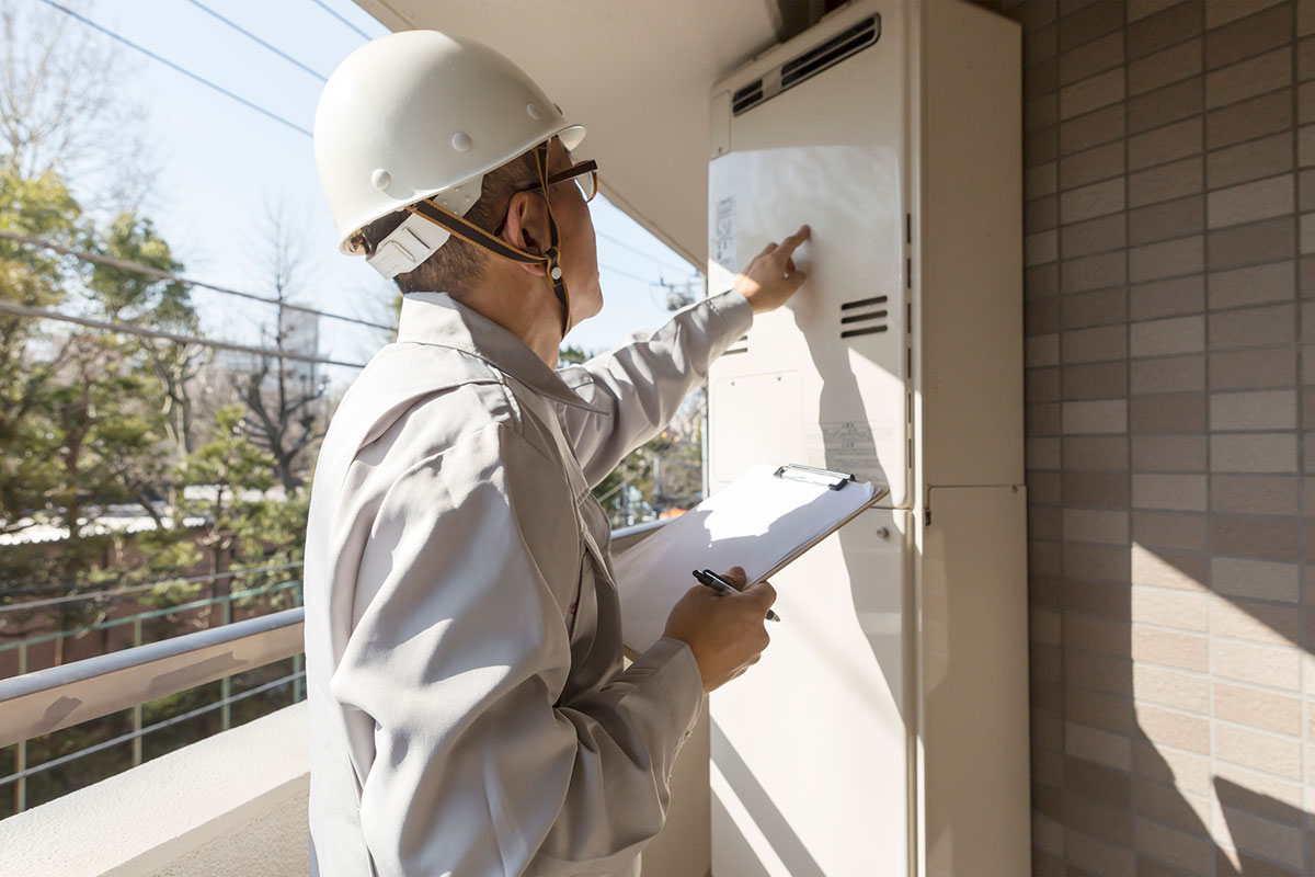 給湯器を点検する作業員のイメージ