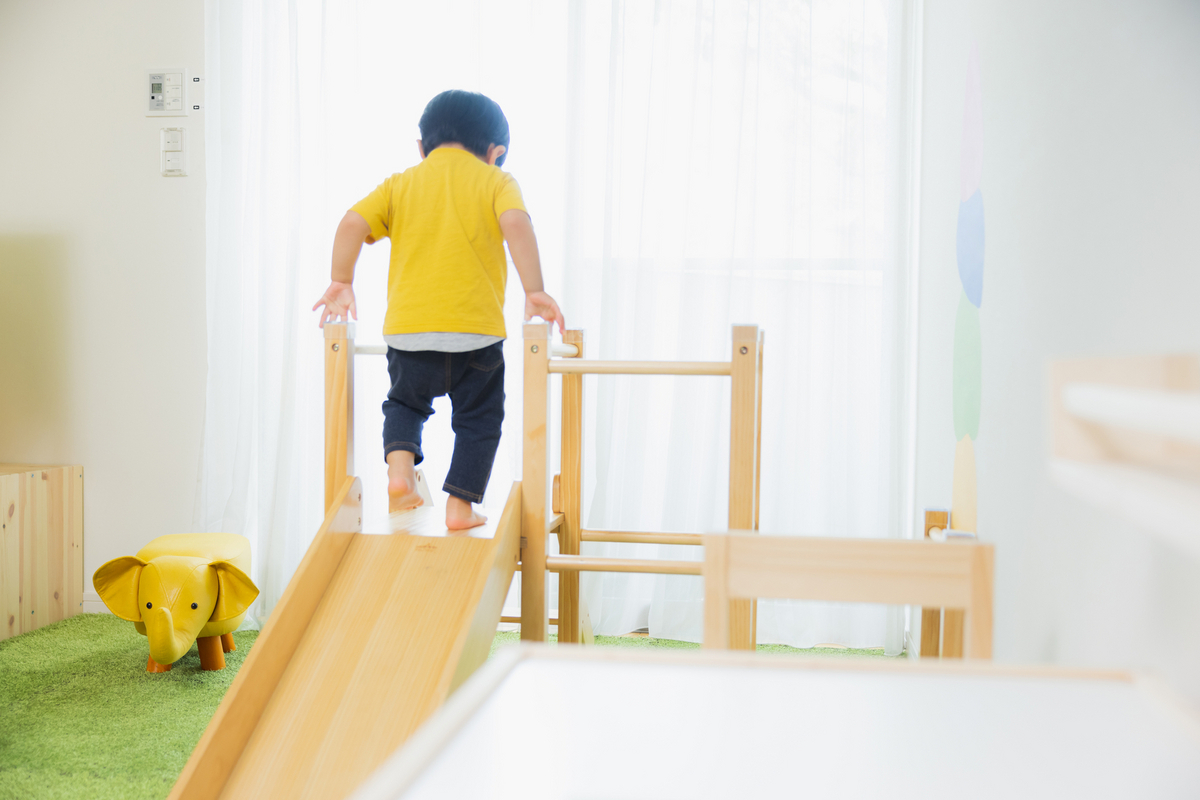 子ども部屋で遊ぶ男の子のイメージ