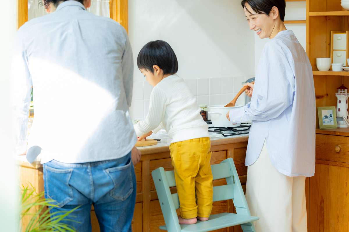 キッチンで調理をするファミリーのイメージ