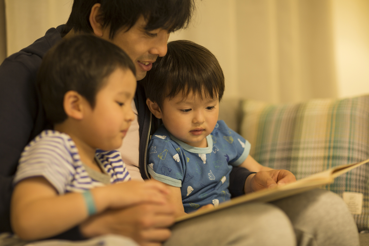 読み聞かせをする男性のイメージ