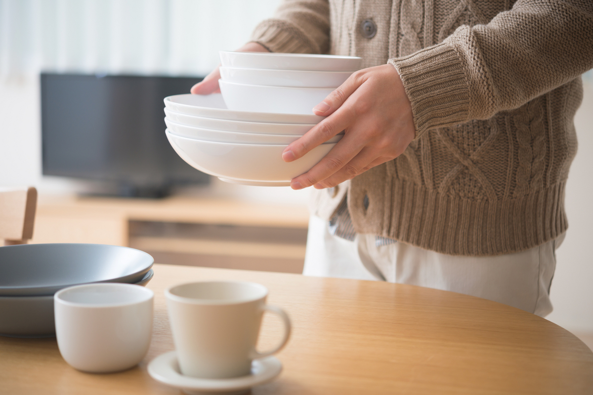食器を持つ男性のイメージ