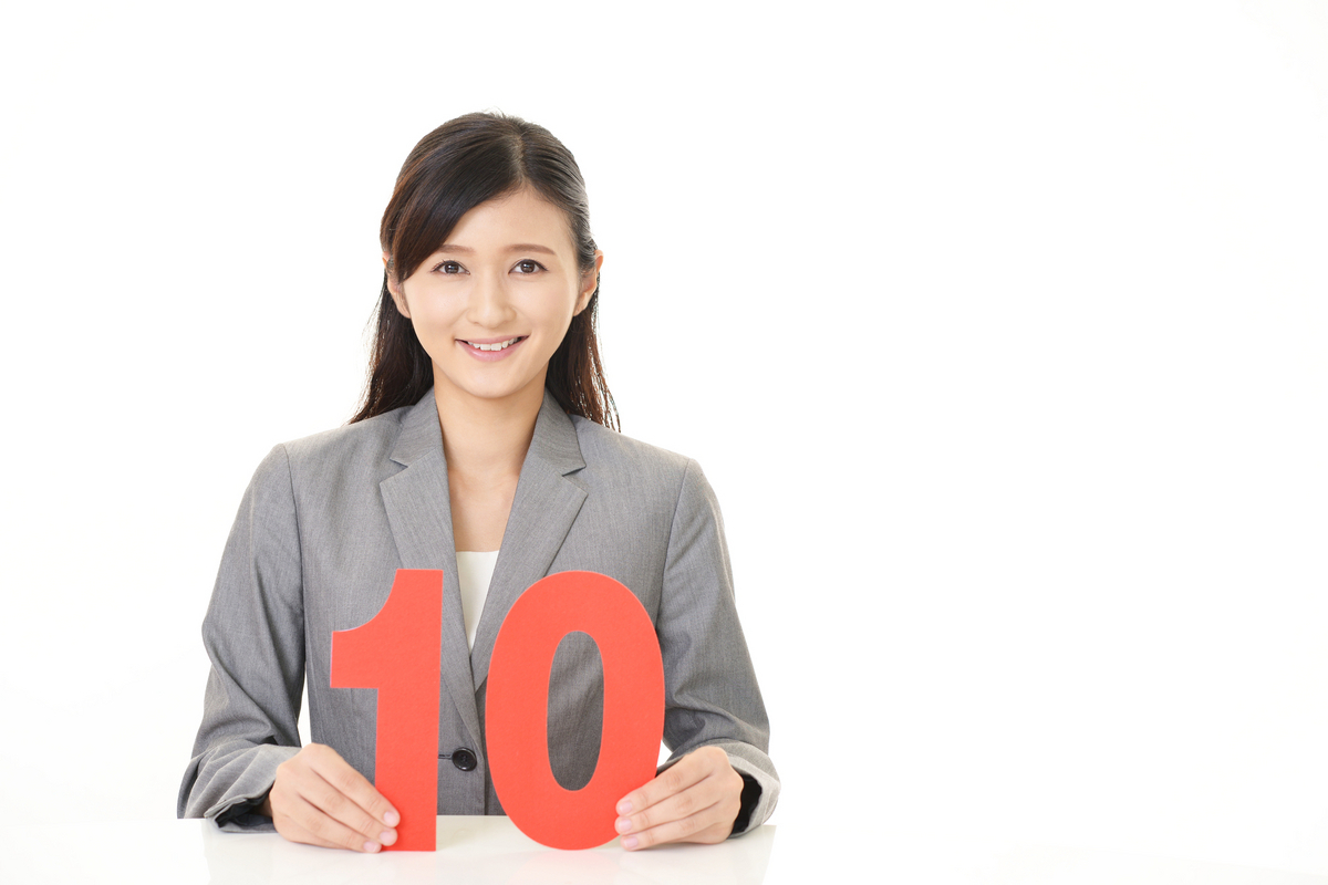 数字を持つ女性のイメージ