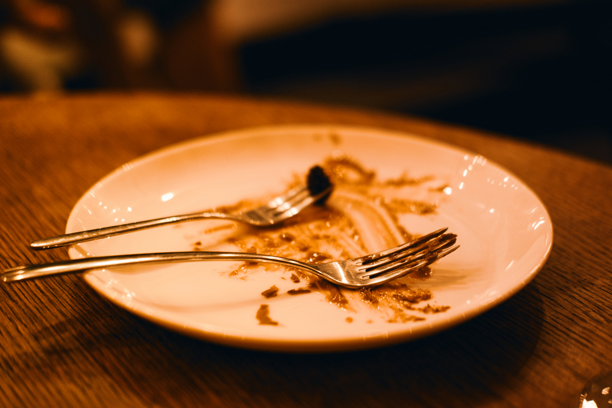 洗われていない食器のイメージ