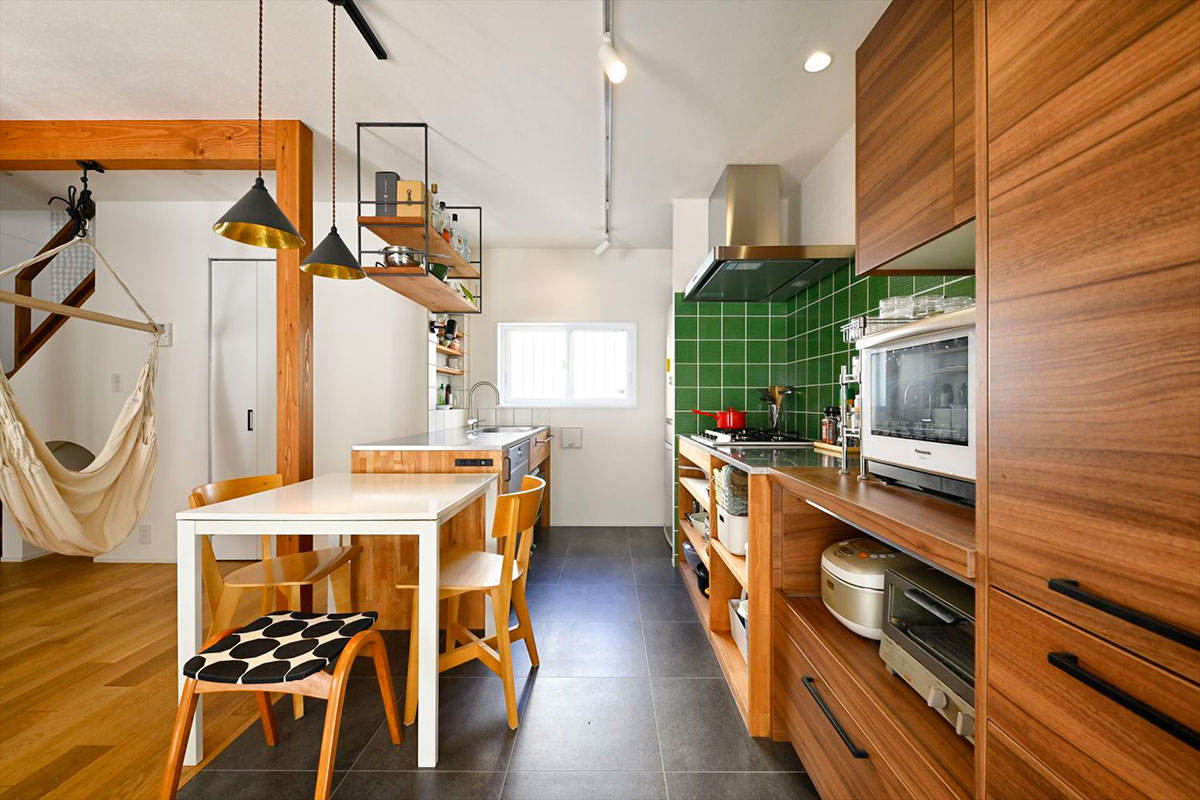 グリーンのタイルがかわいいキッチン