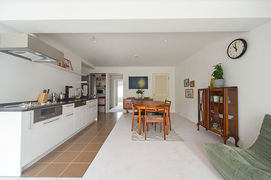 白で統一されたシステムキッチン