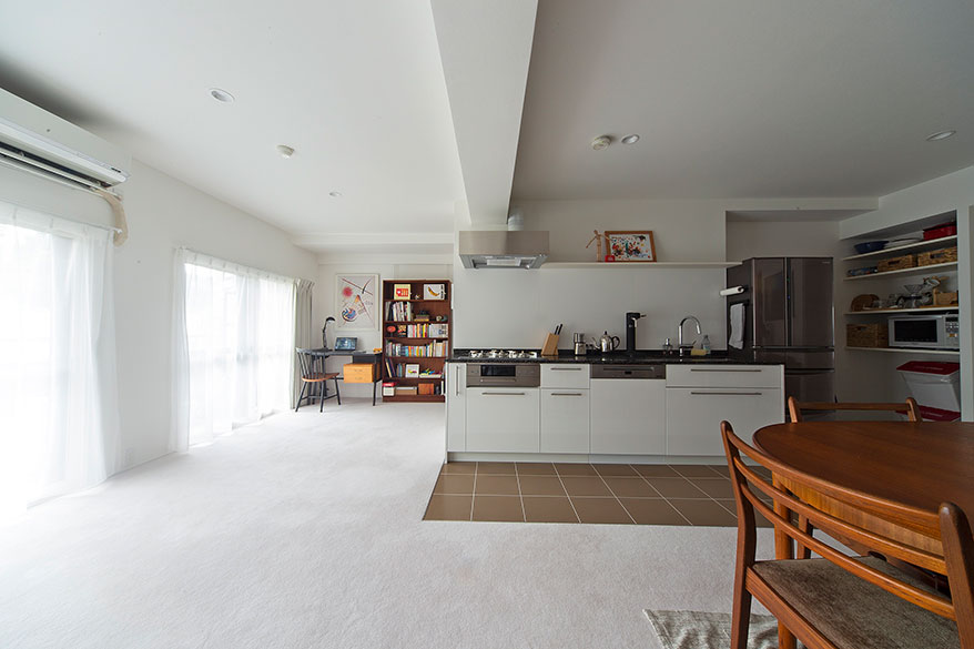 キッチンを中心に据えたリビング・ダイニング