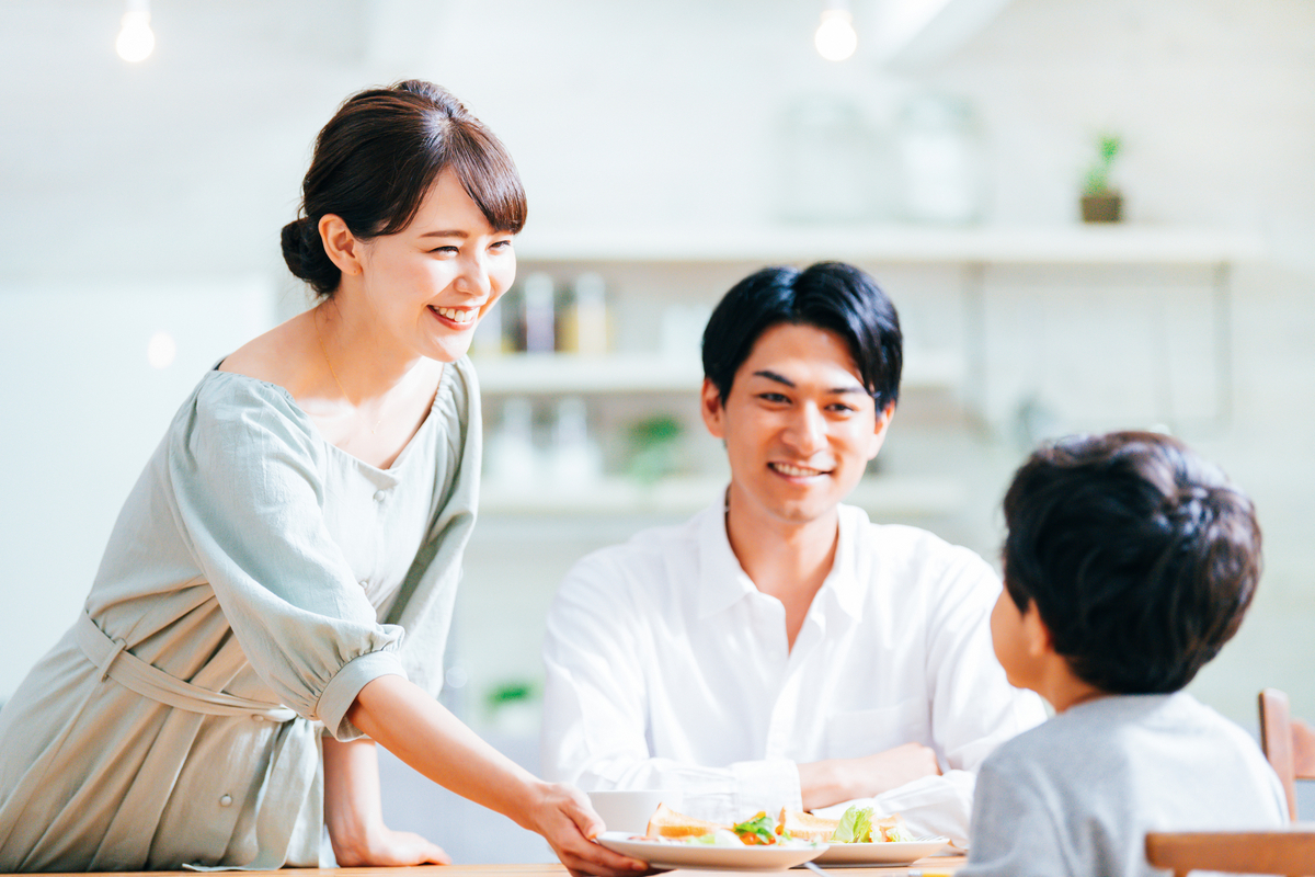食卓で会話を楽しむ家族のイメージ