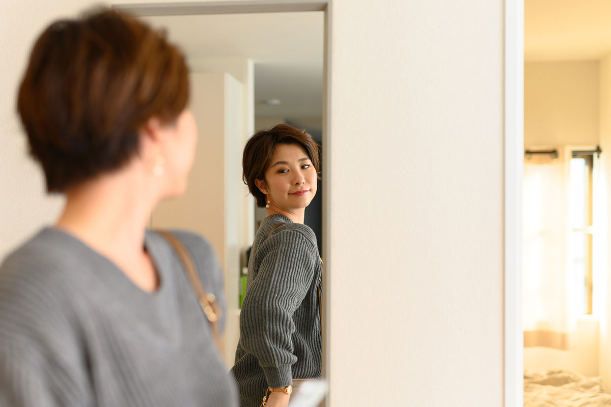 玄関の壁に設置した鏡のイメージ