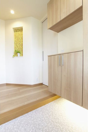 たっぷり収納できる壁付けのシューズボックスで、すっきりした印象の玄関に