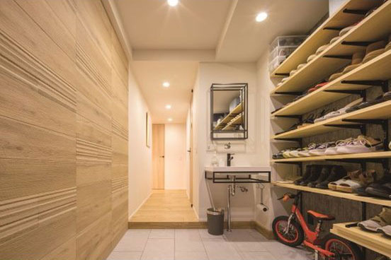 たっぷり収納できる壁付けのシューズボックスで、すっきりした印象の玄関に