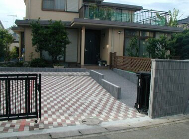 水はけのよいインターロッキングで仕上げたリフォーム後の写真