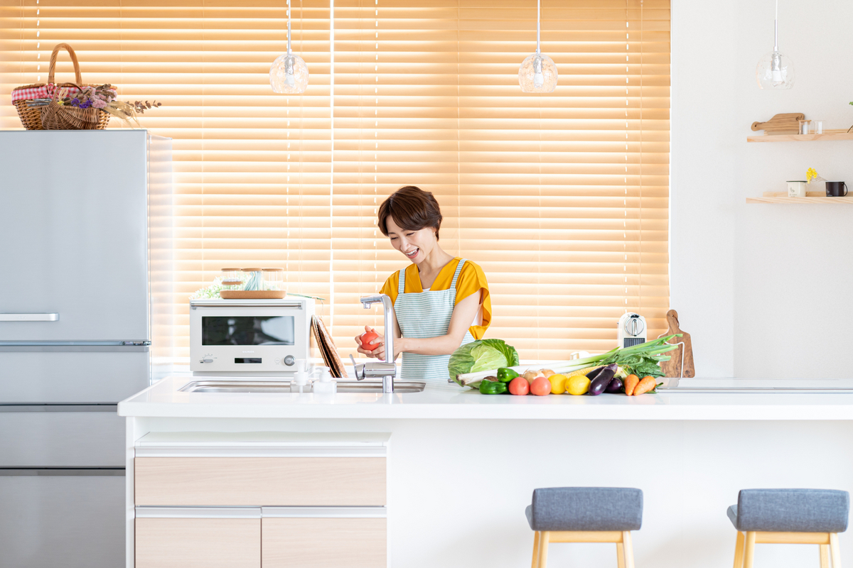 キッチンカウンターをダイニングとして使用しているイメージ