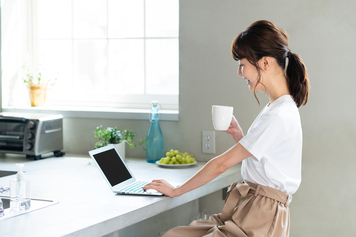 キッチンカウンターで仕事をしているイメージ