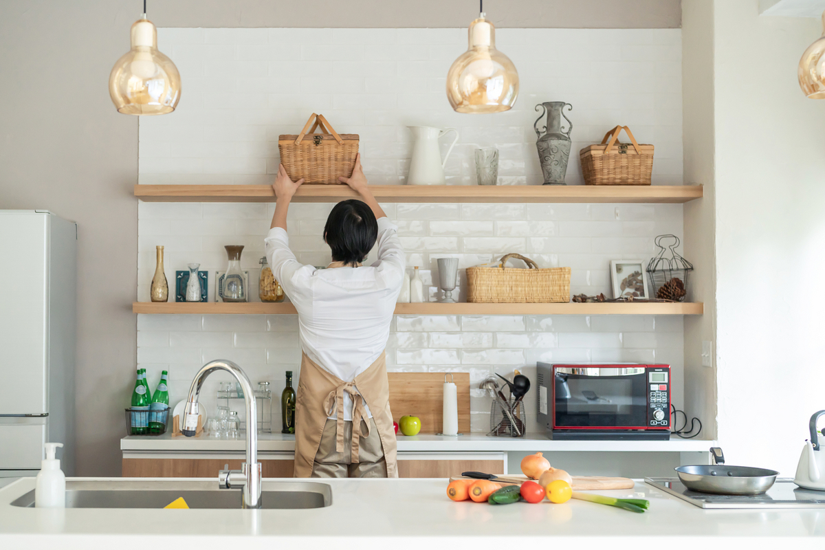 キッチンの整理をしている男性のイメージ