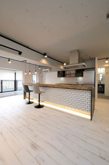 足元に間接照明を施したバーカウンター風キッチン