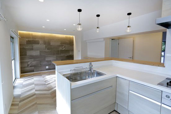 ペンダントライトやダウンライトを設置し、間接照明も取り入れたリビング・ダイニング